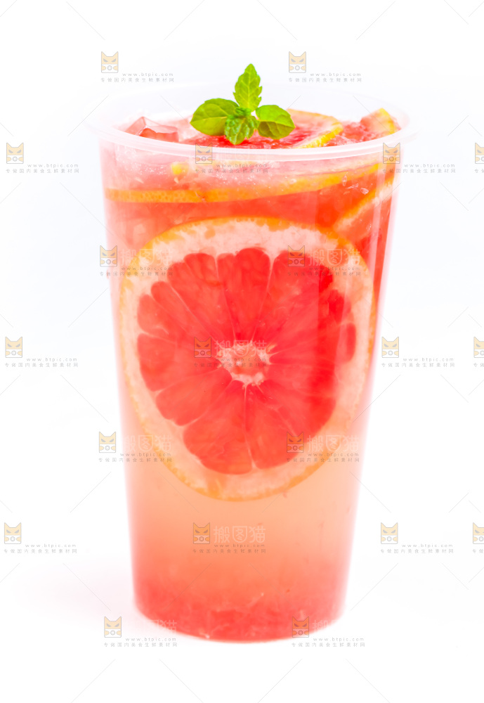 杯子里装着西柚果汁