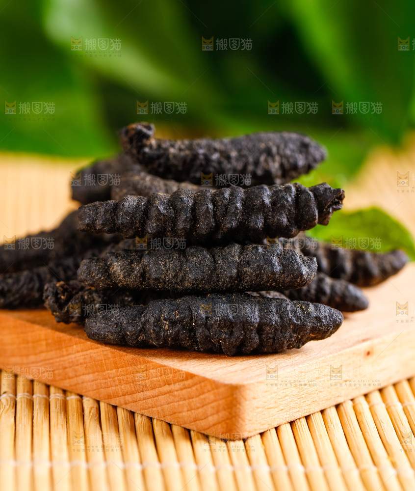 木底上放着干海参