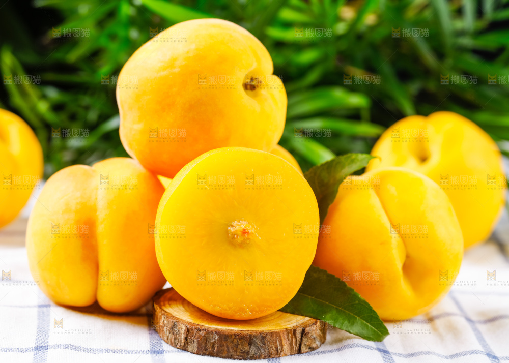 格子底上放着黄肉毛桃