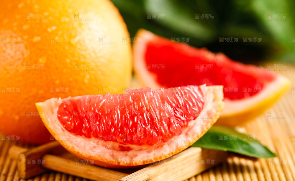 竹垫上放着红肉柚子