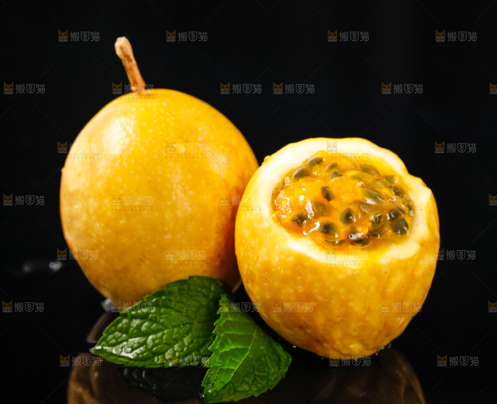 黑底上放着海南黄金百香果