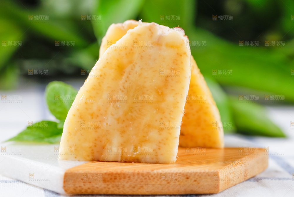 木板上放着红皮火龙蕉