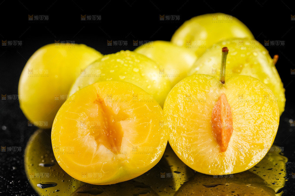黑底上摆放着黄金李子