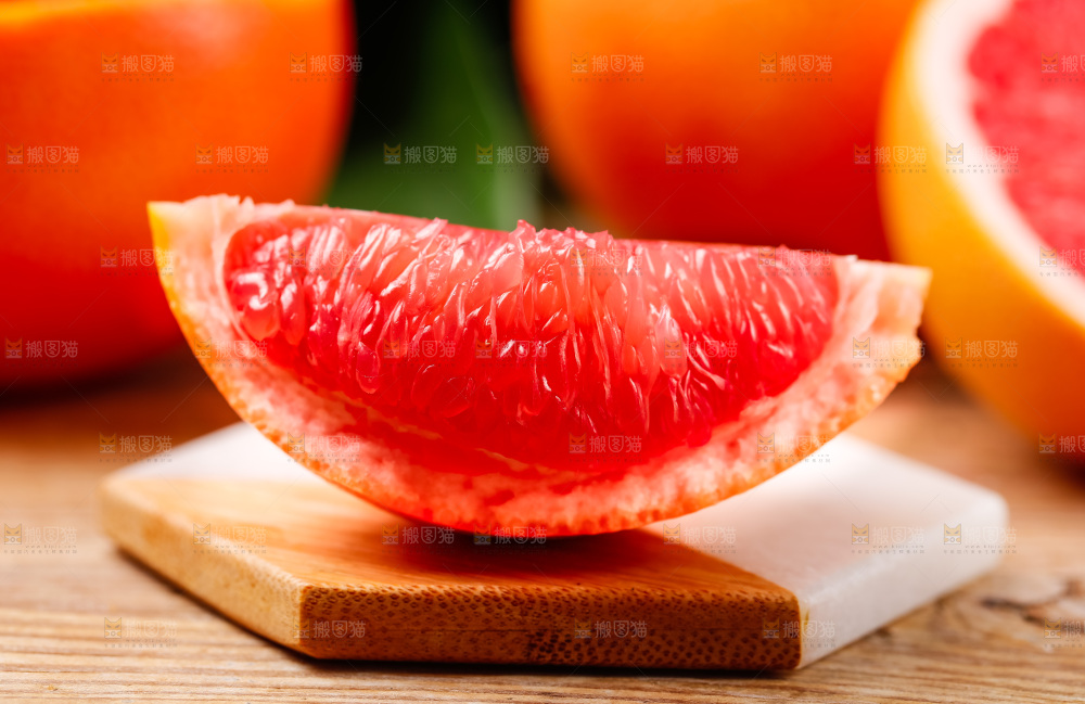 木底上摆放着红西柚
