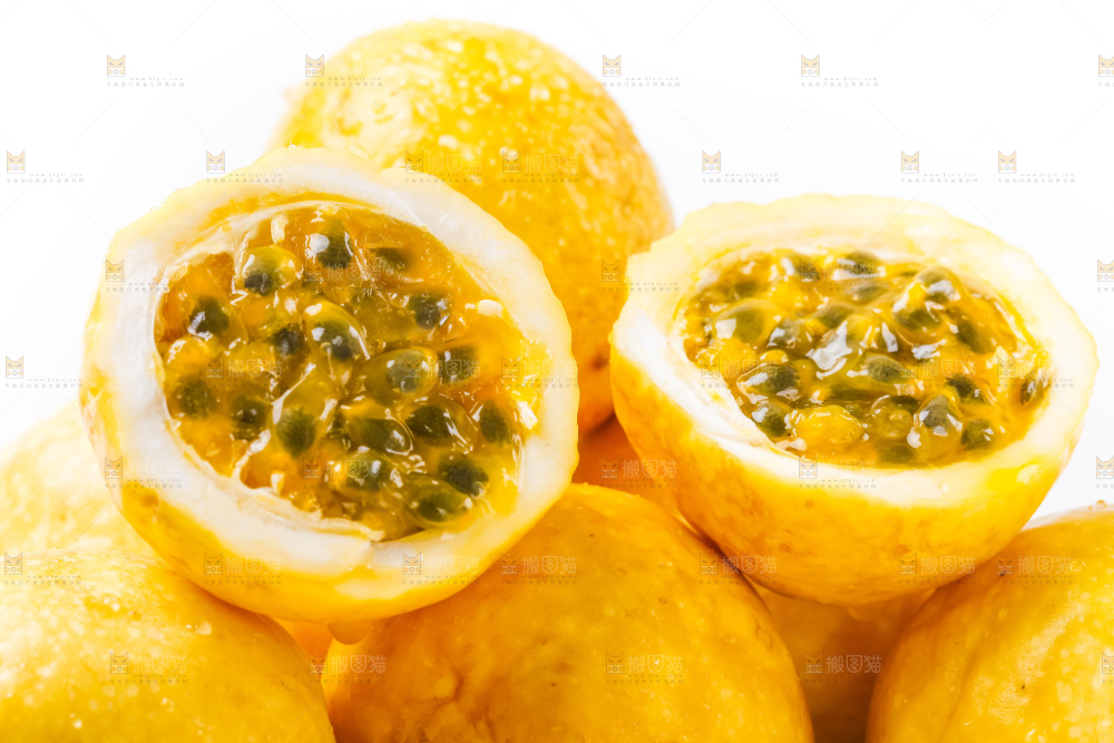 白底上摆放着百香果