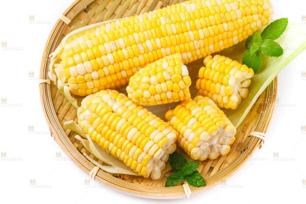 篮子里装着黄玉米