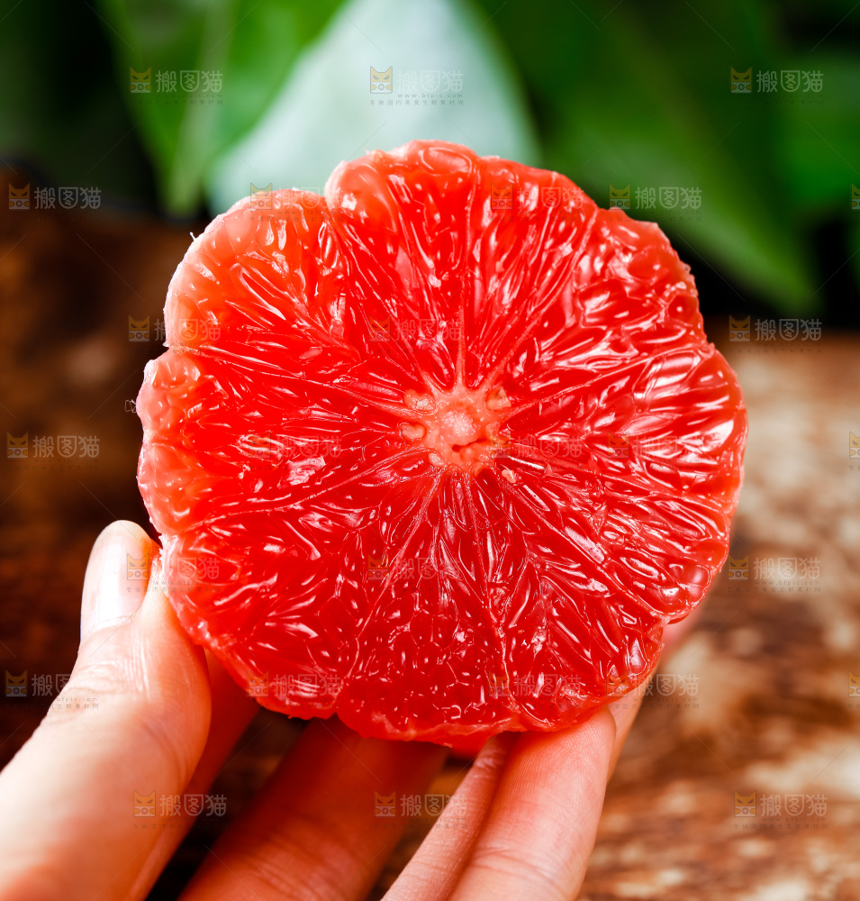 手里拿着柚子