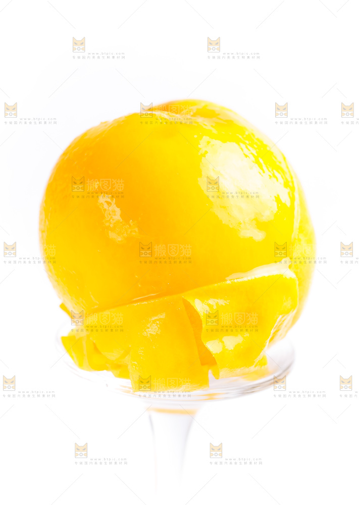 玻璃杯上放着黄桃