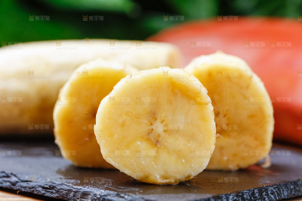 黑石板上摆放着红皮香蕉