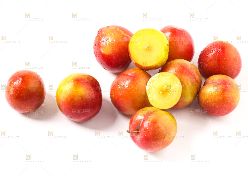 浅底上摆放着黄肉李子