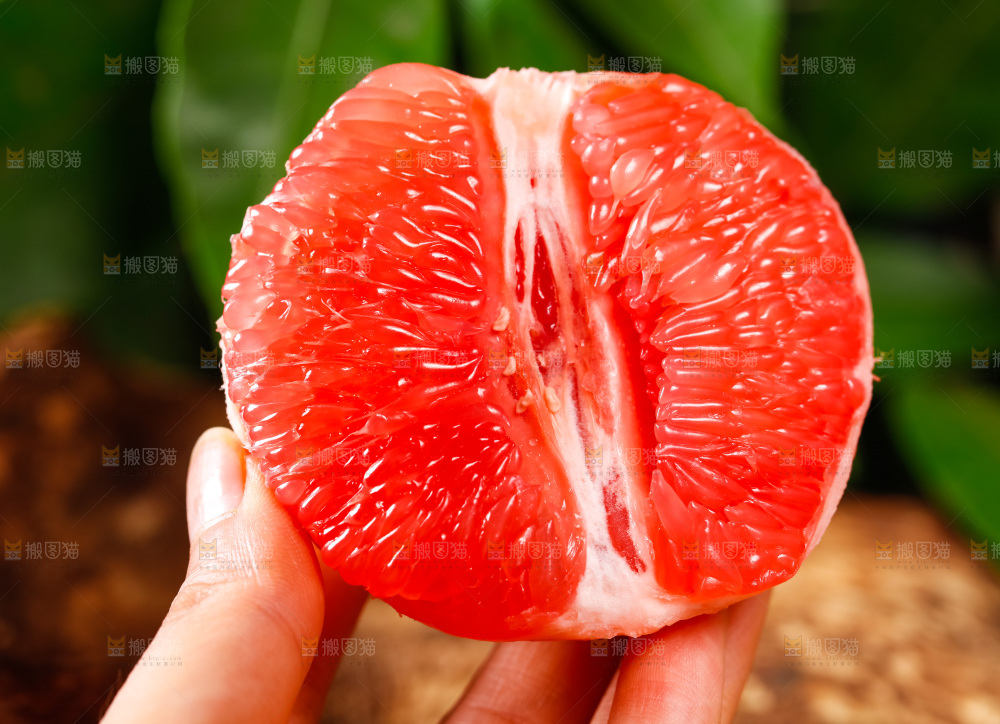 手里拿着柚子
