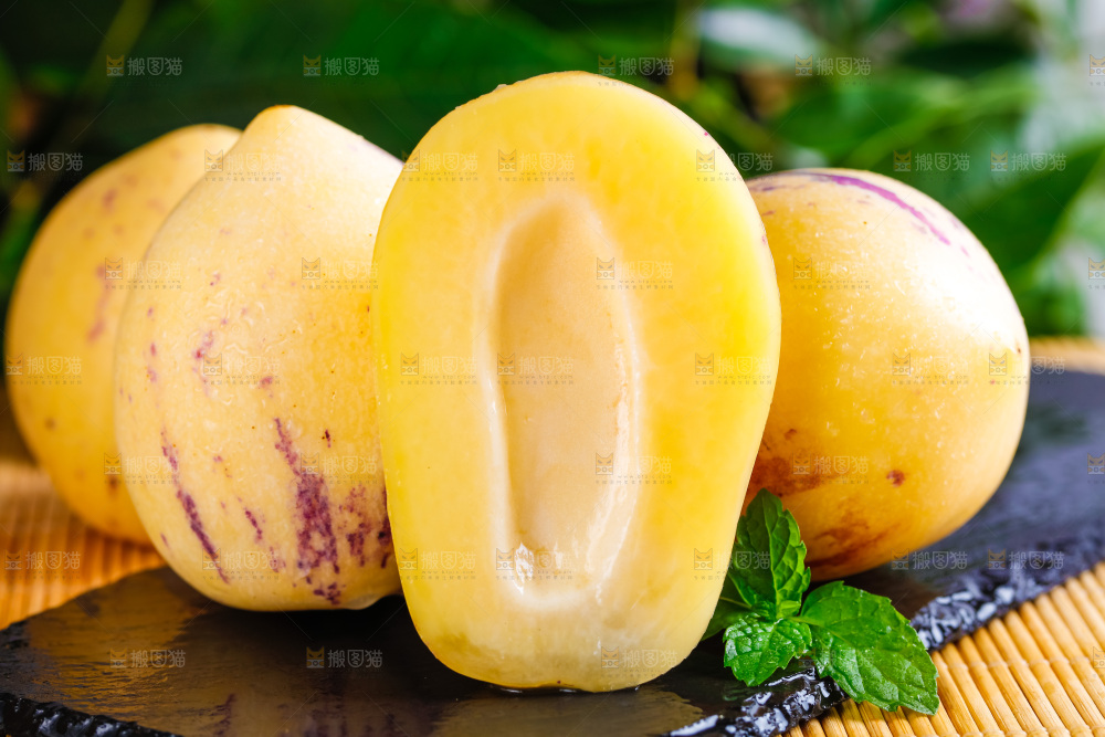 黑石板上放着黄肉人参果