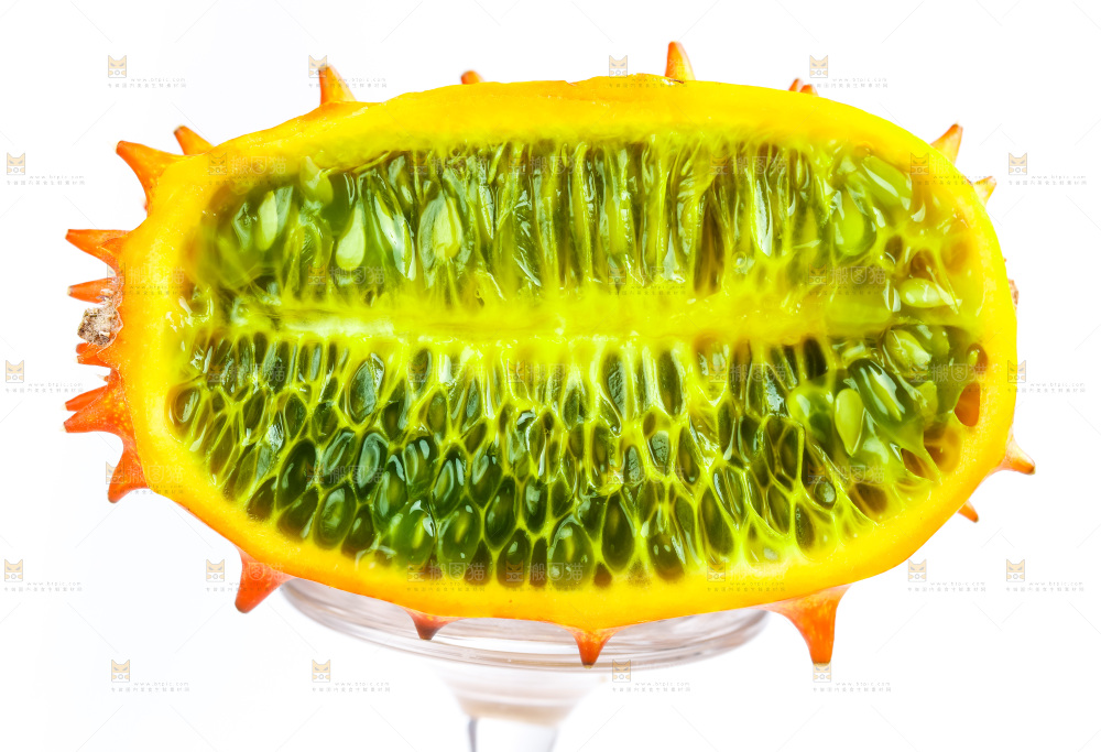 玻璃杯上放着火星果