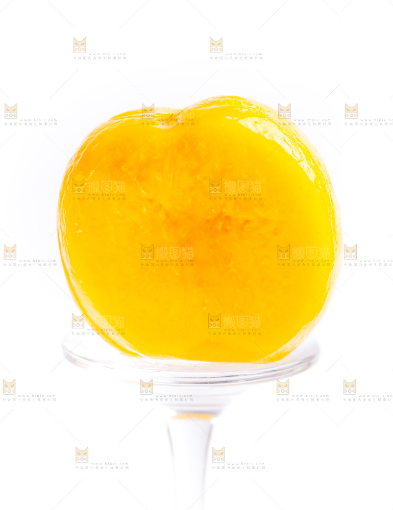 玻璃杯上放着黄桃