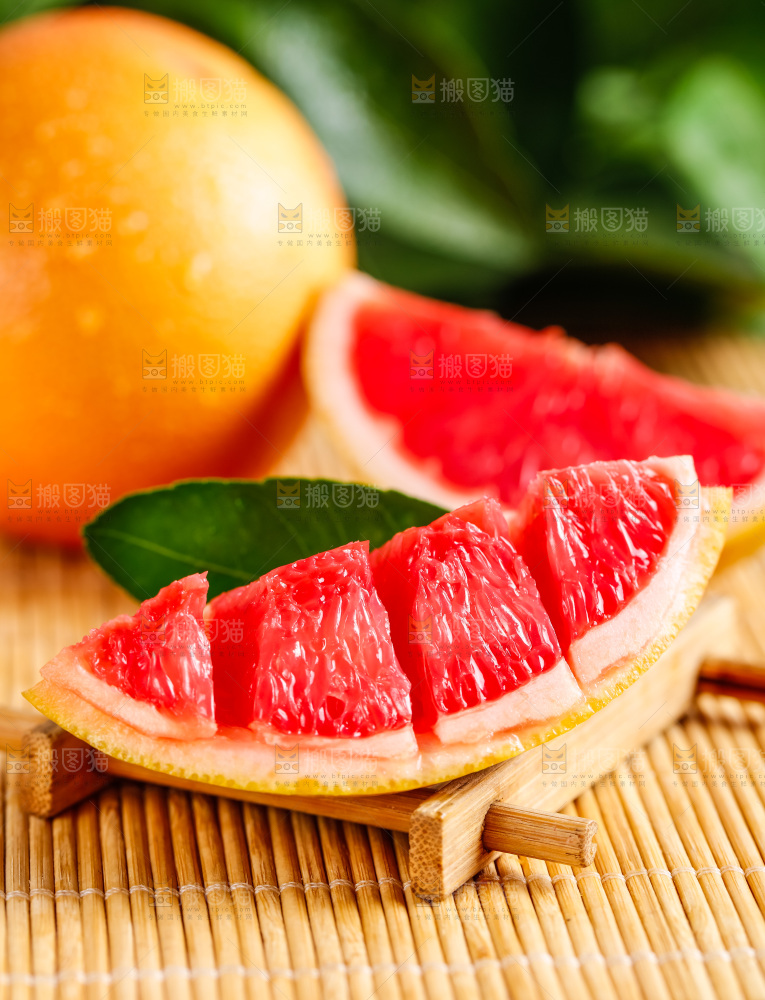 竹垫上放着红肉柚子