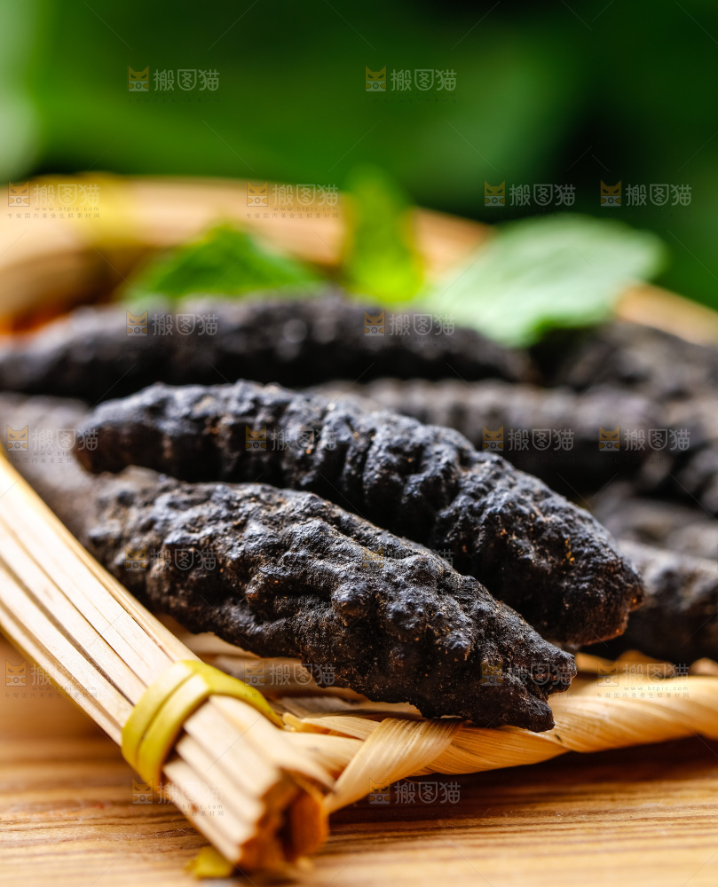 篮子里装着野生海参