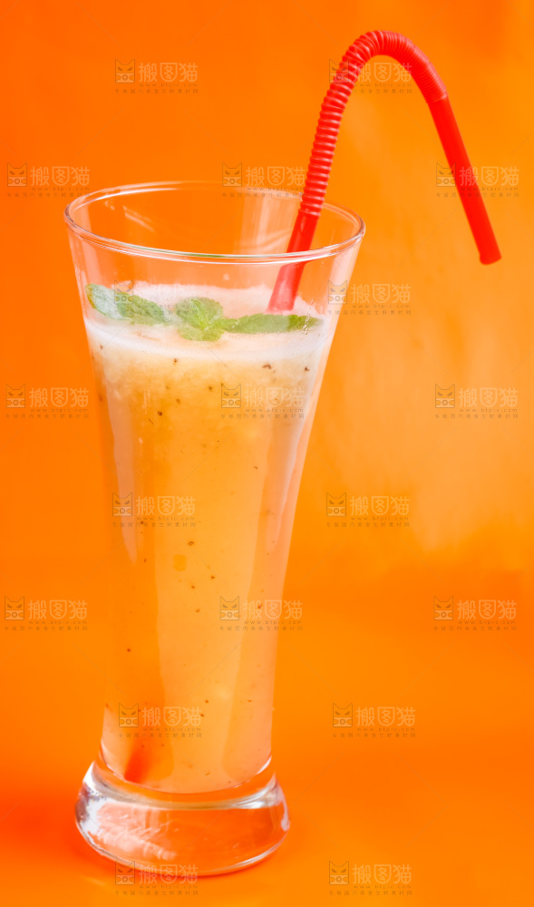 杯子里装着香蕉汁
