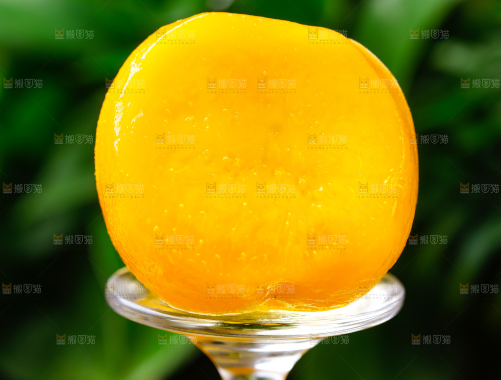 玻璃杯上放着黄皮黄桃