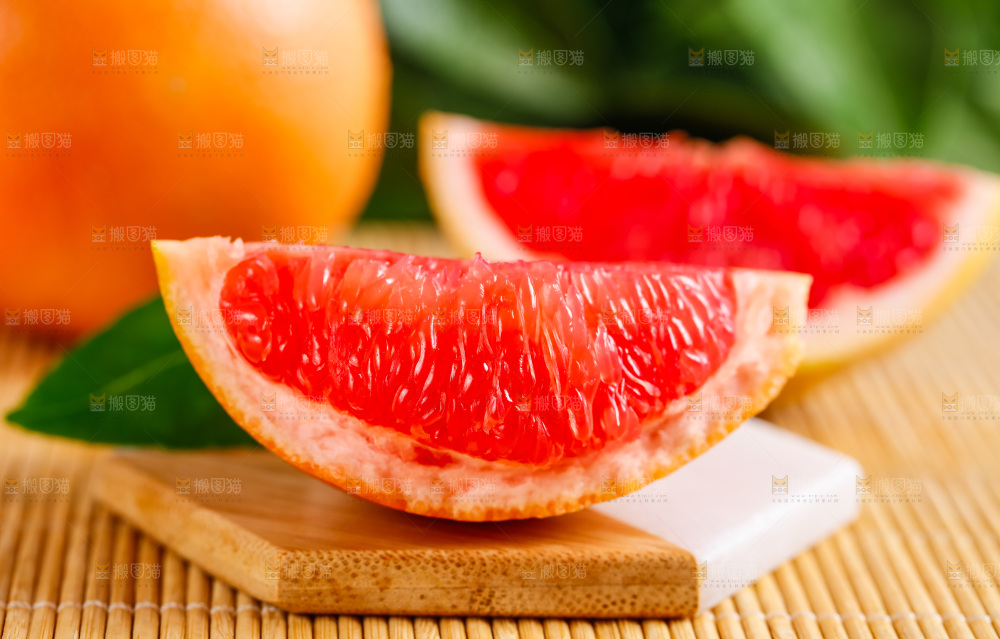 竹垫上放着红肉柚子