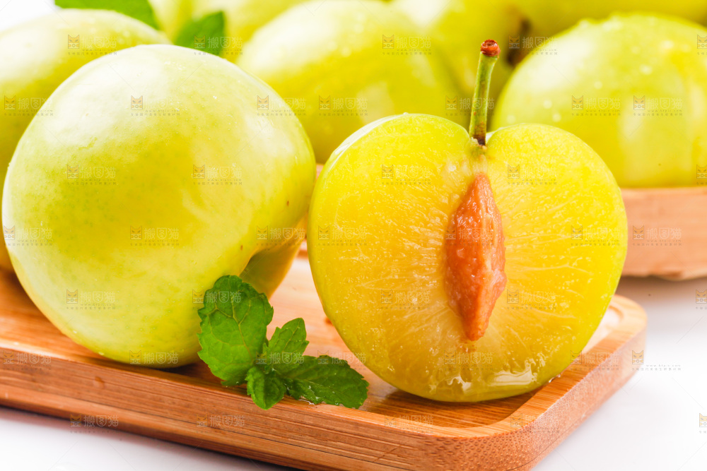 木盒里装着李子