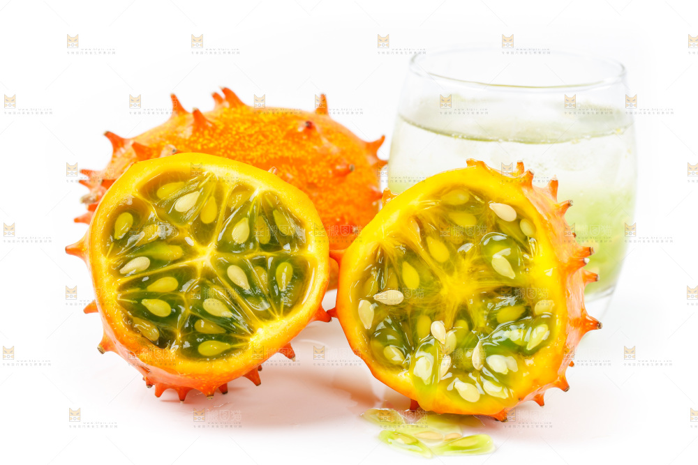 白底上放着火参果