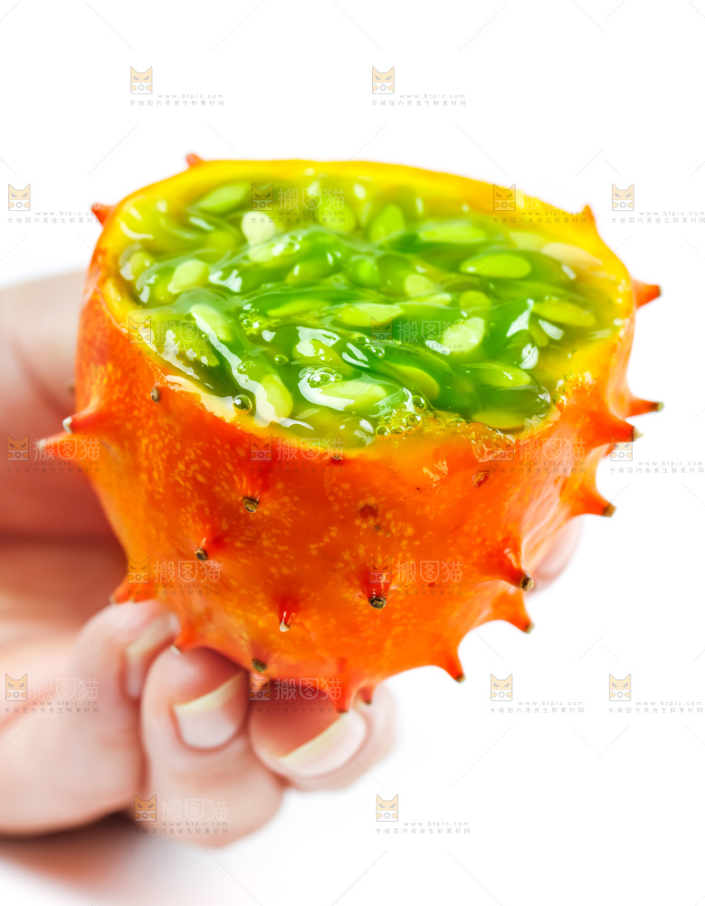 手里拿着火参果