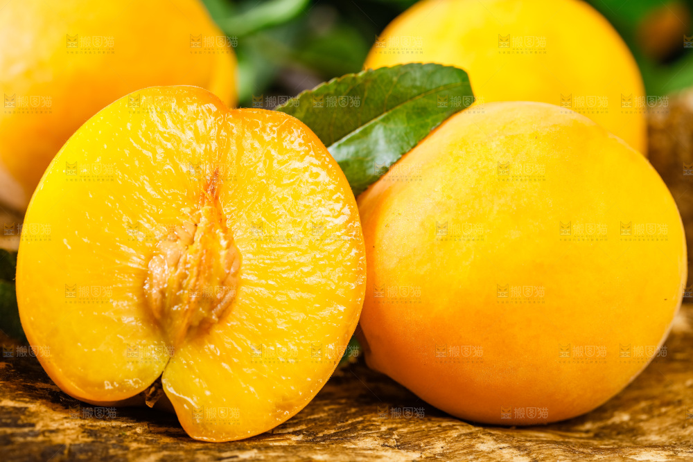 深底上摆放着黄桃