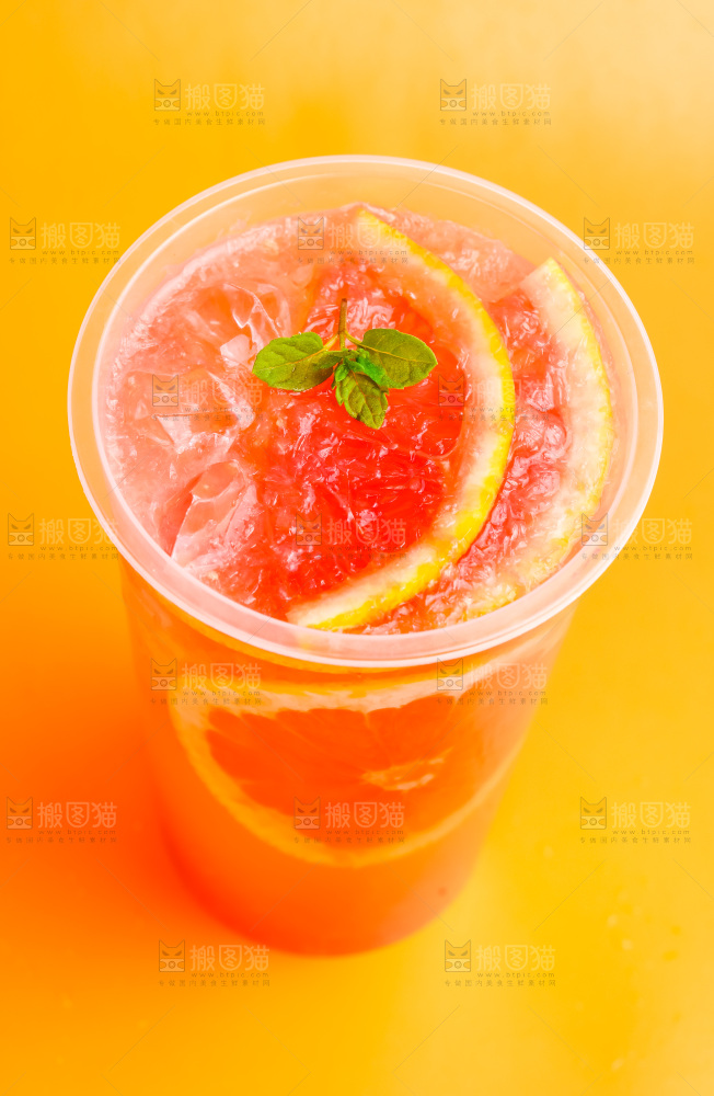 杯子里装着西柚果汁