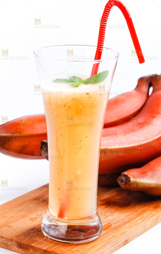 杯子里装着香蕉汁