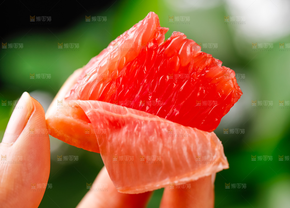 手里拿着柚子