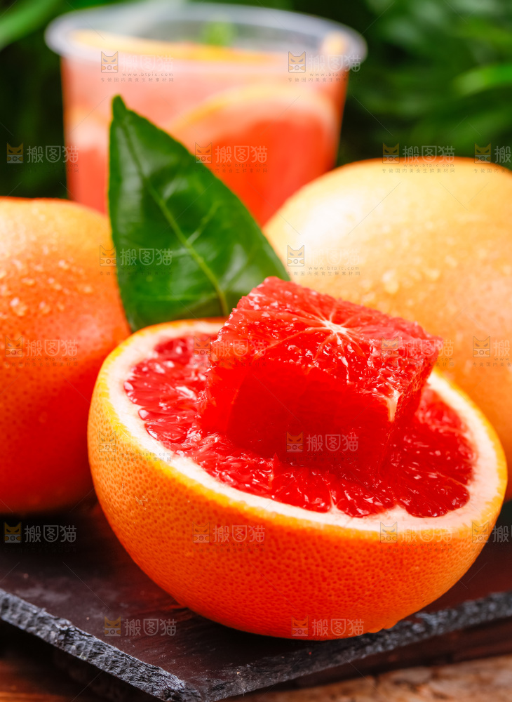 黑石板上放着红肉葡萄柚