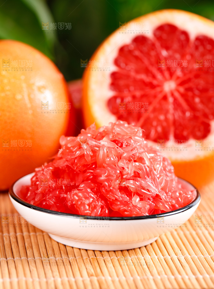 碟子里装着西柚的果肉