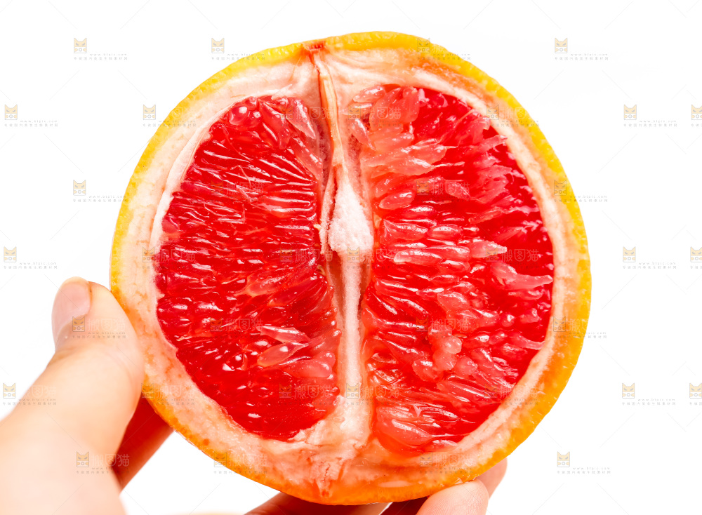 手里拿着红肉柚子