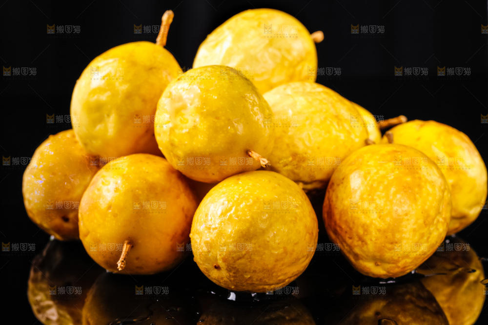 黑底上摆放着广西黄金百香果