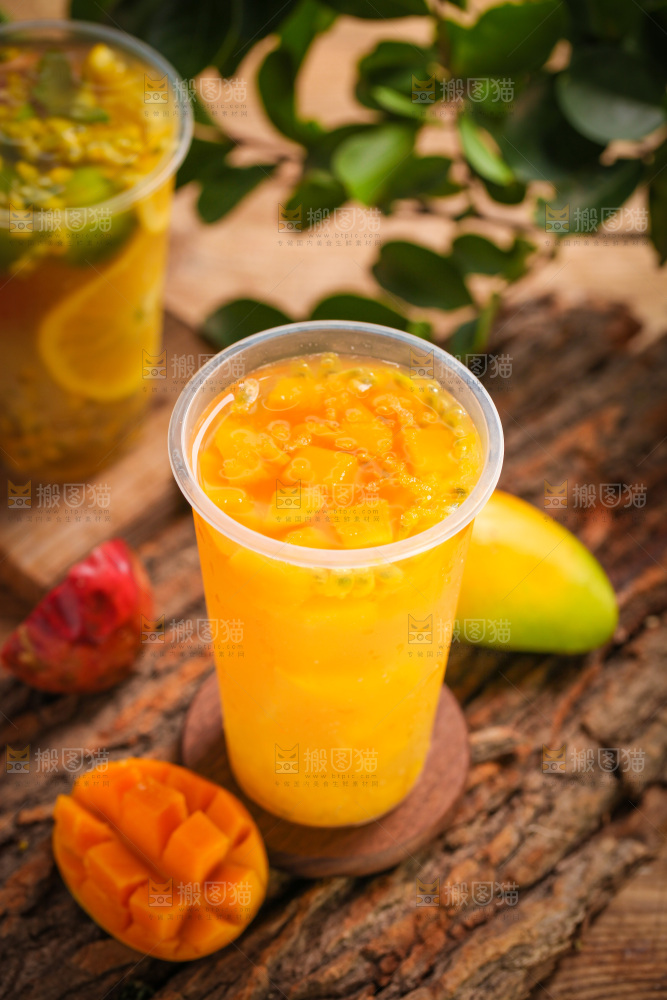 木底上放着一杯芒果果汁