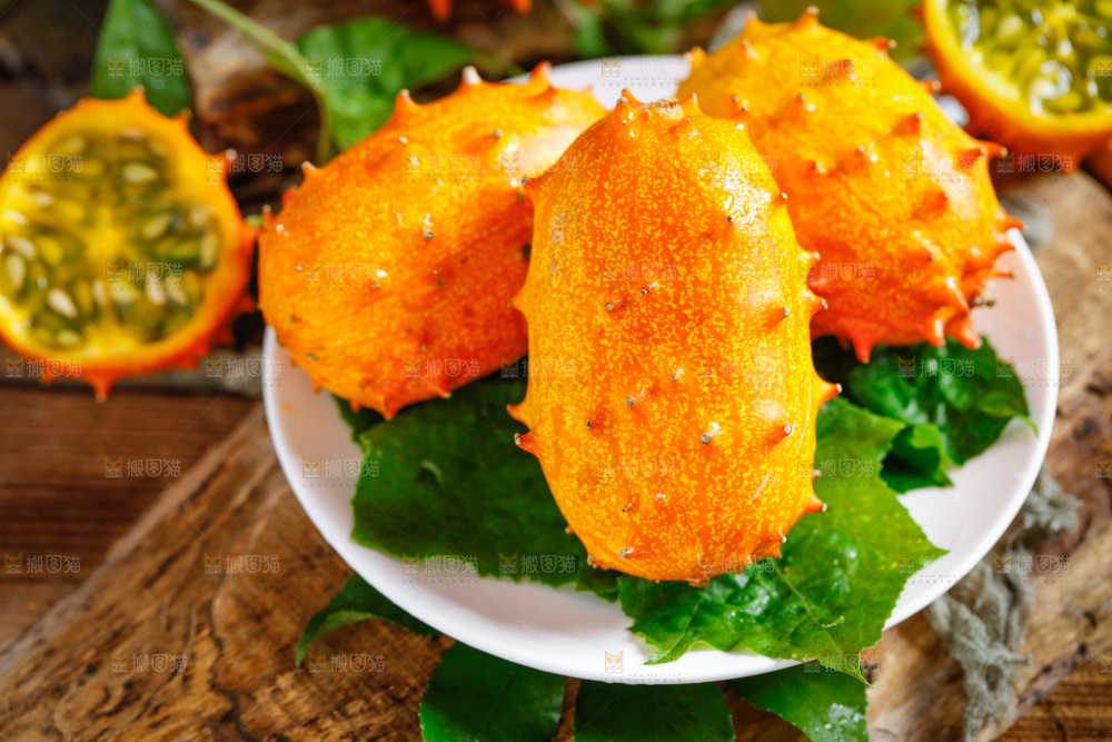 盘子里装着火参果