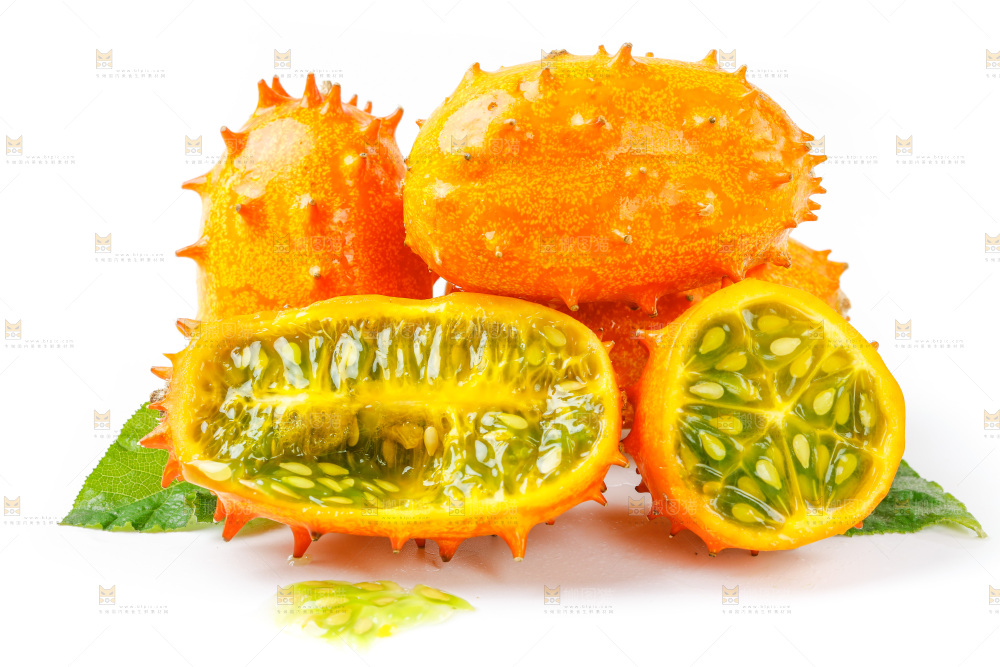 白底上放着火参果