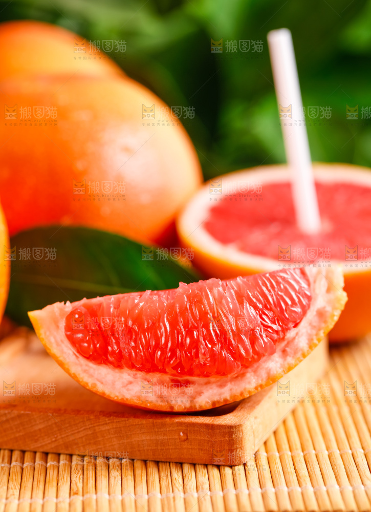 竹垫上放着红肉柚子