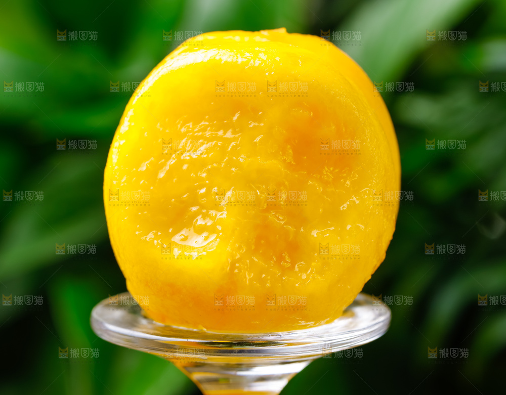 玻璃杯上放着黄皮黄桃