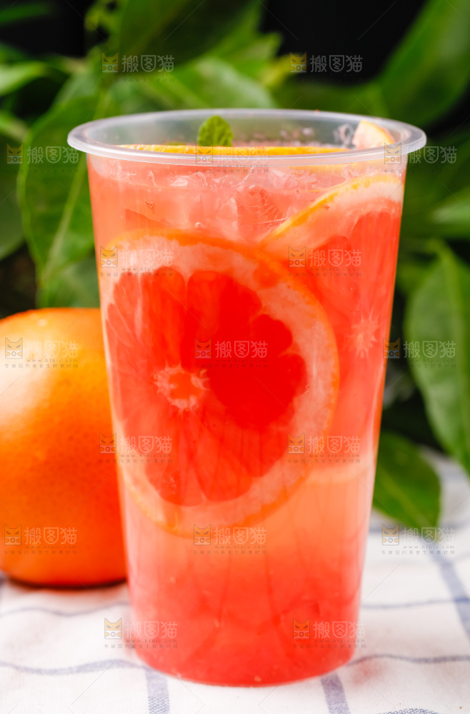 杯子里装着西柚果汁