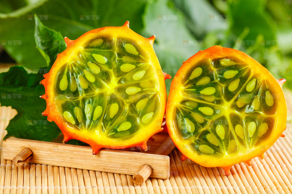木底上摆放着火参果