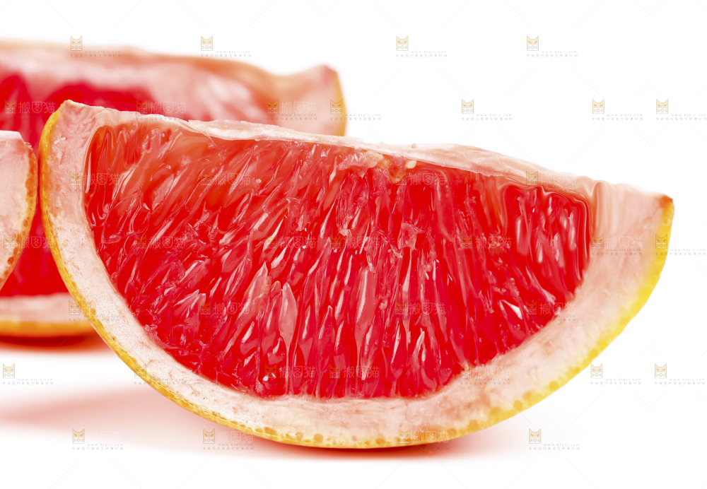 白底上摆放着红西柚
