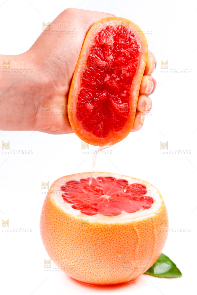 手里拿着红心西柚