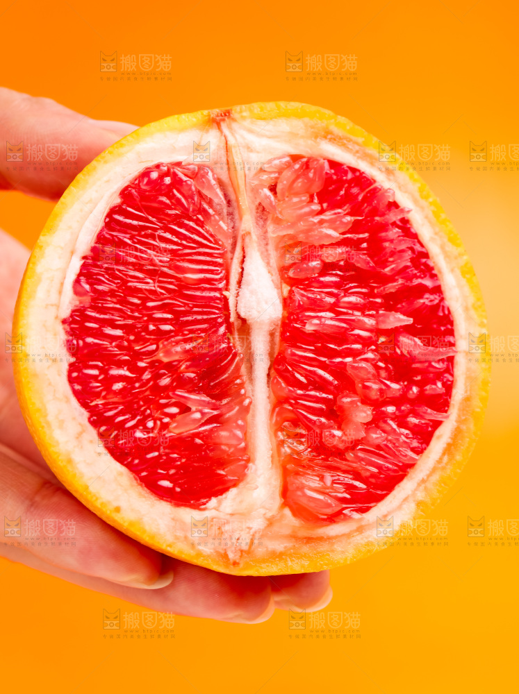 手里拿着红心西柚