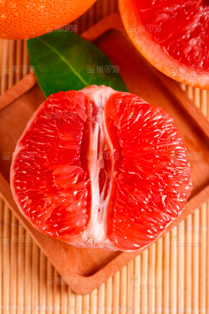 竹垫上摆放着南非进口西柚