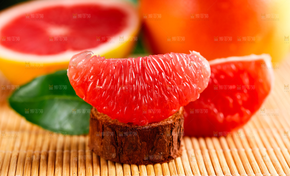 竹垫上放着红肉柚子