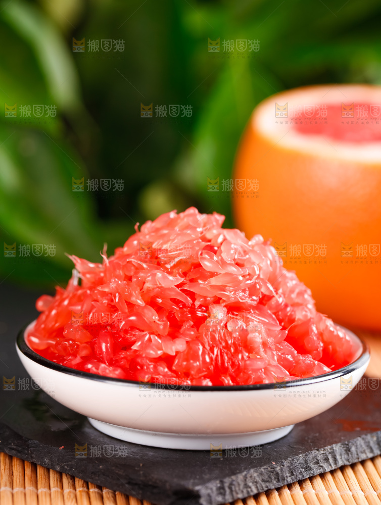 碟子里装着西柚的果肉