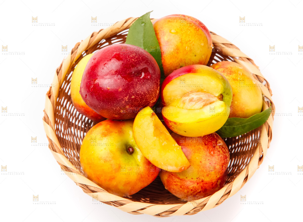 篮子里装着油桃