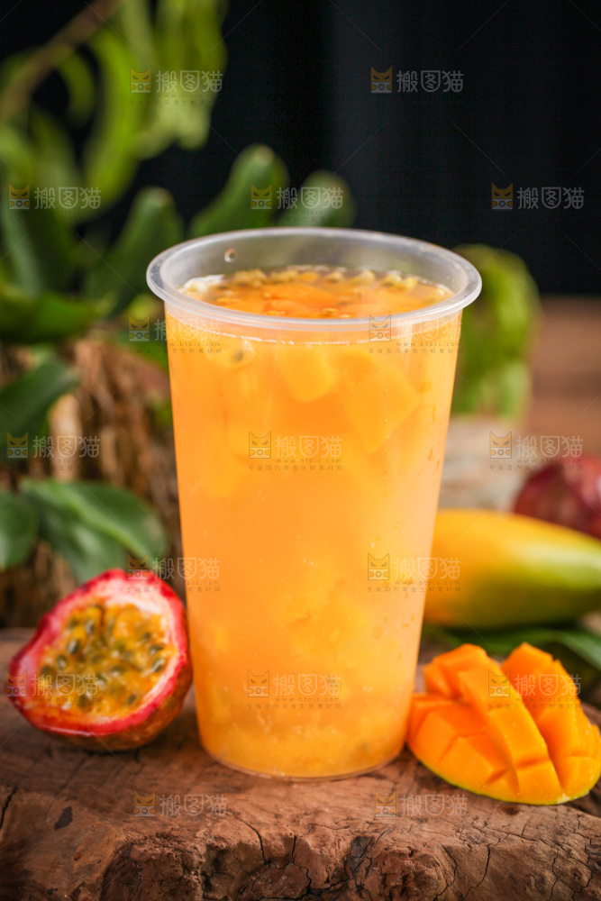木底上放着一杯芒果果汁