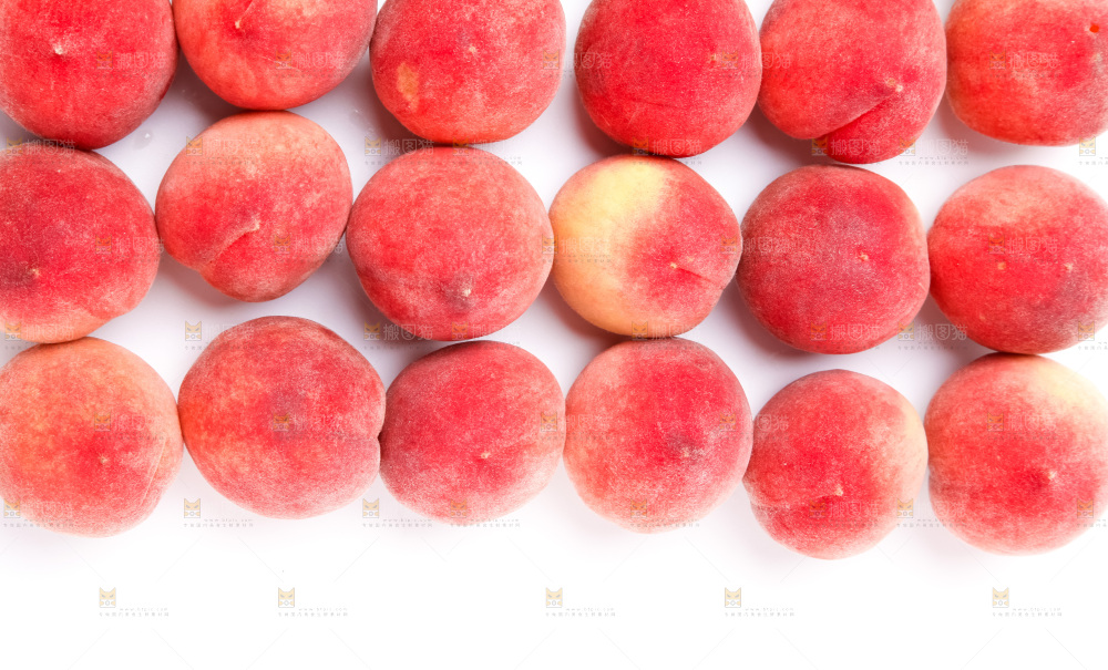 白底上摆放着新鲜桃子